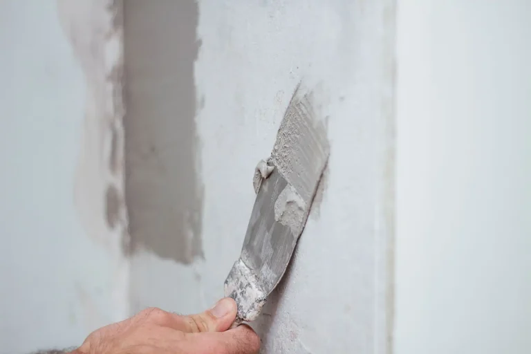 Enduit fraîchement appliqué sur mur intérieur