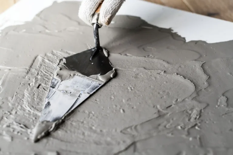 Application du corps d'enduit sur mur