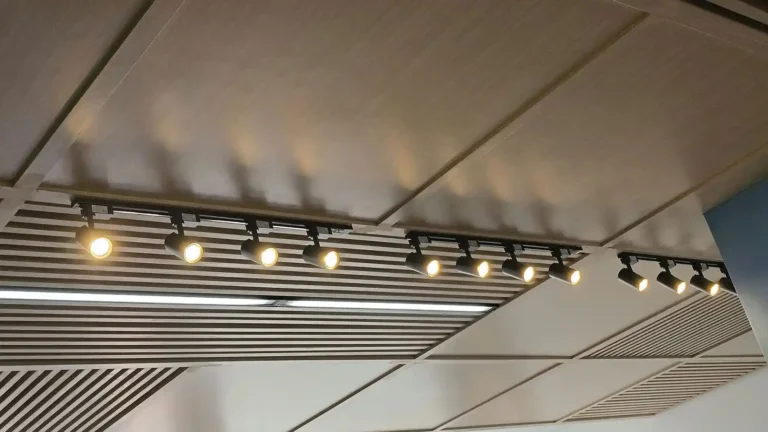 Faux plafond avec spots encastrés, cuisine