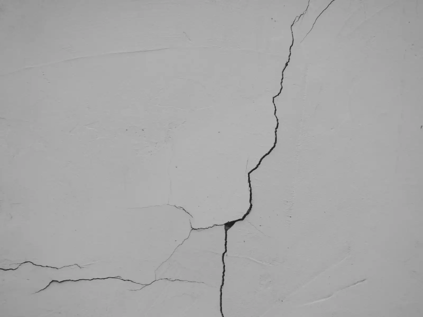 Mur avec fissures avant travaux d'enduisage
