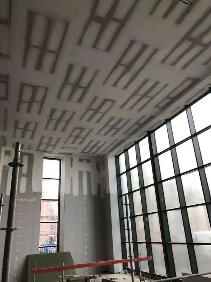 Pose de plaques de plâtre sur cloison Gyproc