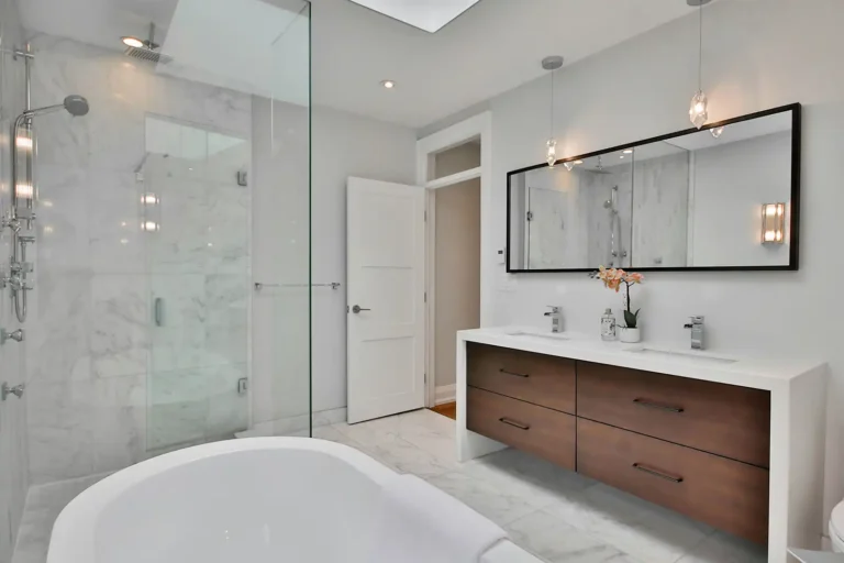 Salle de bain avec finitions et jointoyage propre